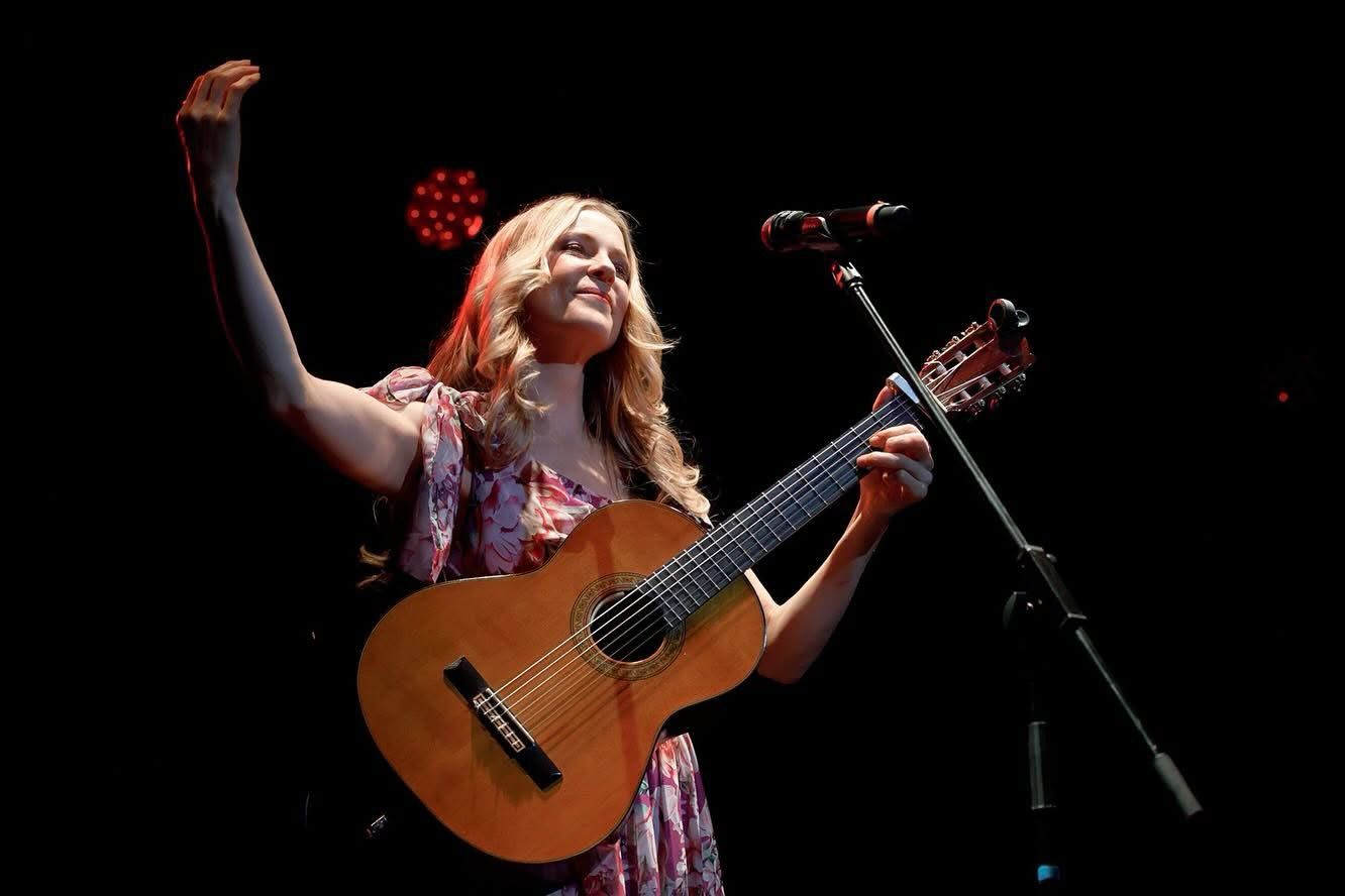 “Katie James” en Concierto